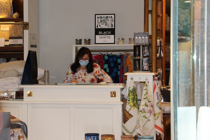 Una dependenta esperant clients.